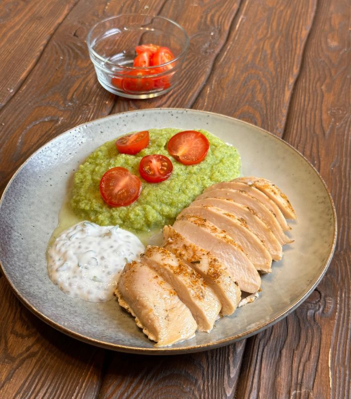 Легкий и полезный ужин: курица с пюре из брокколи и соусом из чиа