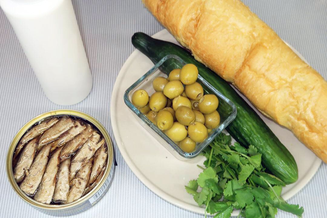 Идеальные закуски: бутерброды со шпротами и оливками на любой праздник