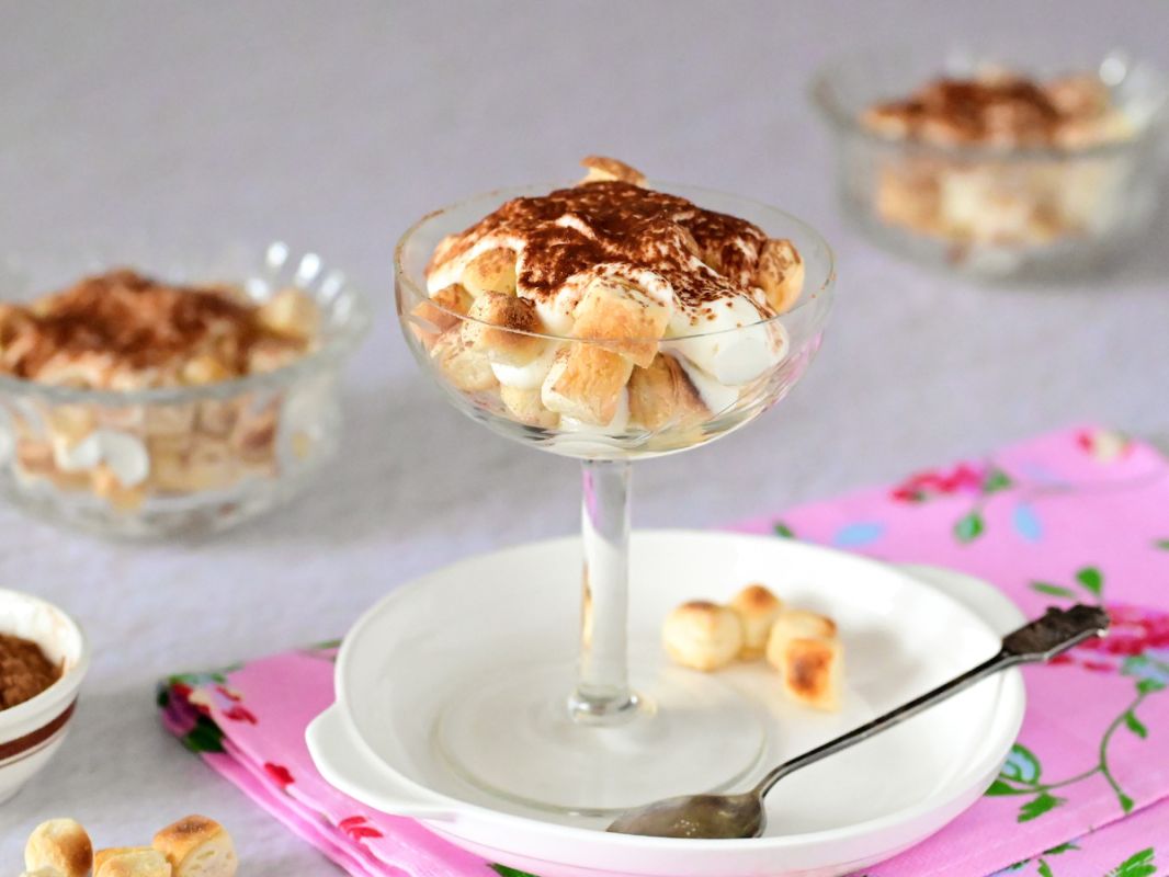 Пышечки в сметанном креме: легкий десерт для любого праздничного стола