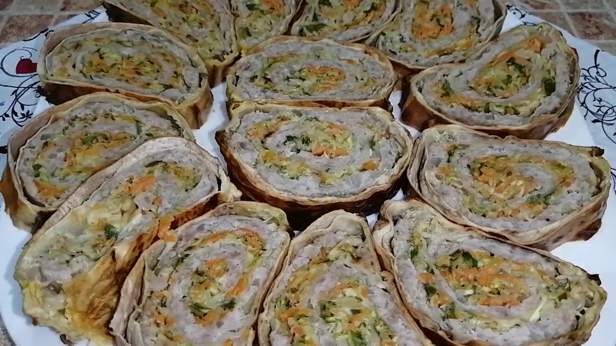 Вкусный рулет с фаршем и овощами: легкий рецепт для всей семьи
