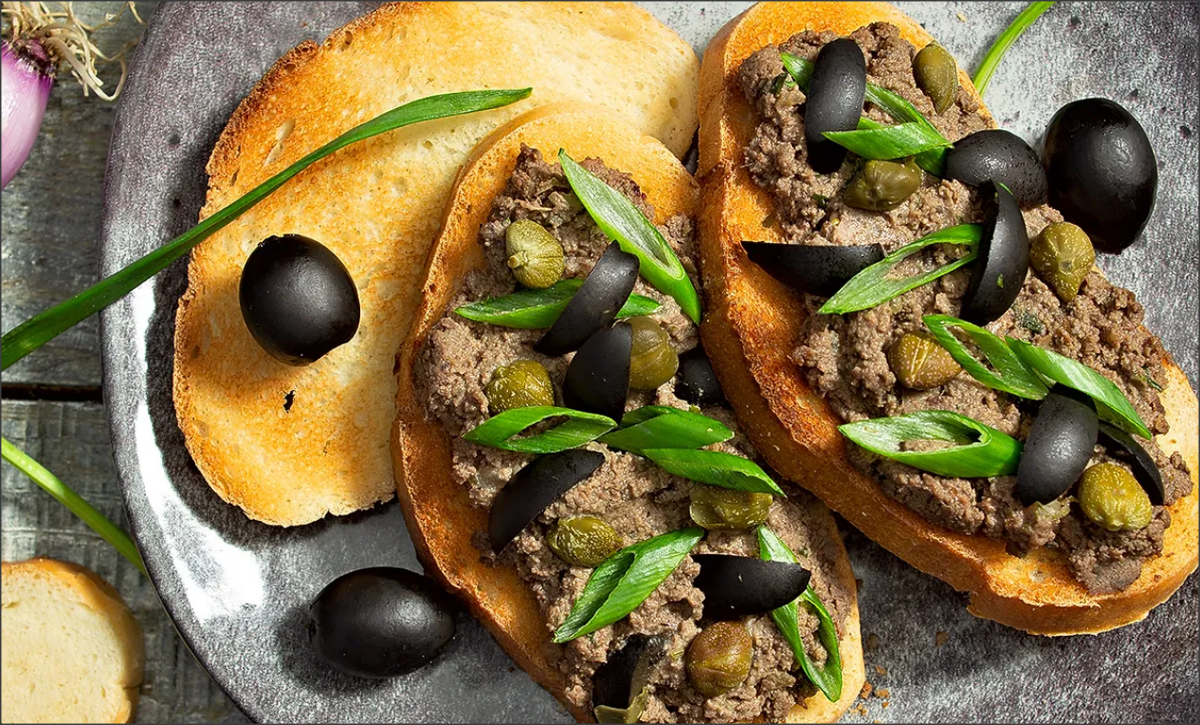 Праздник вкуса: греческий паштет из куриной печени с финиками и коньяком