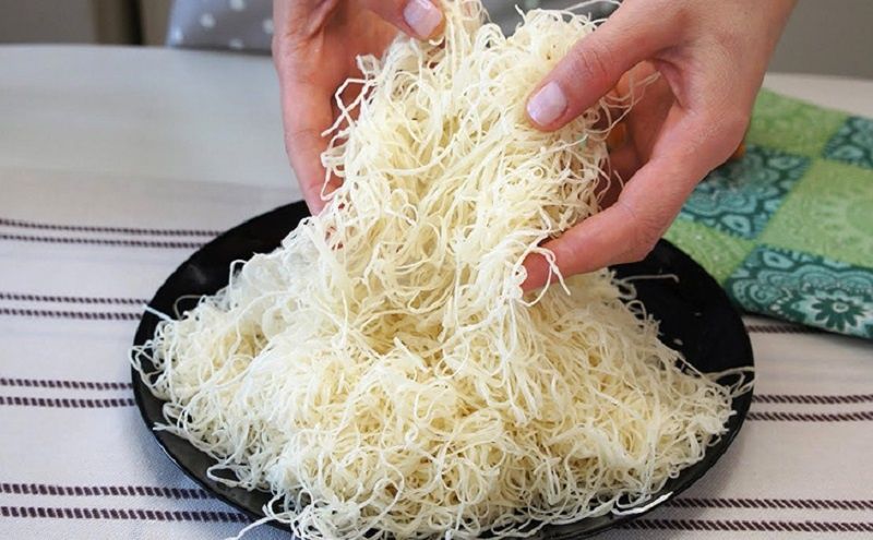 Тончайшее тесто кадаиф и его лёгкие нити в домашней кухне