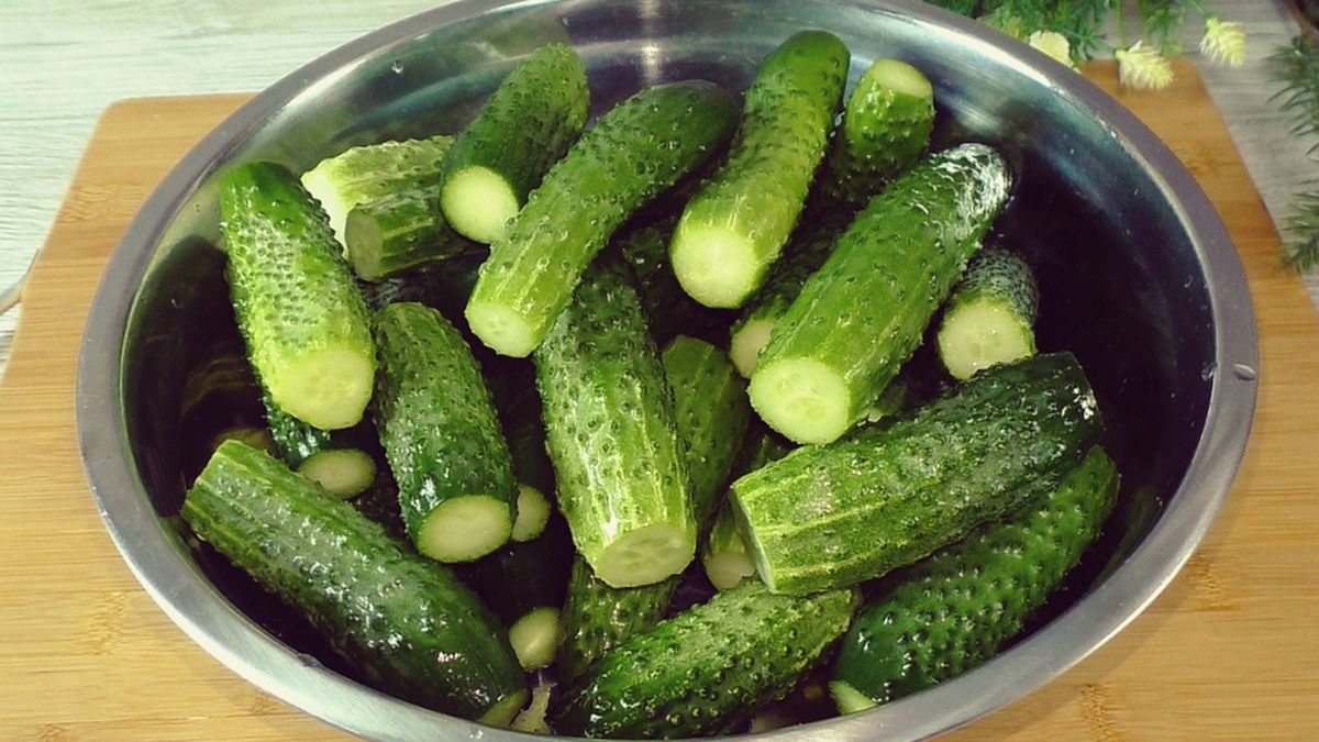 Зимние заготовки: три рецепта хрустящих маринованных огурцов