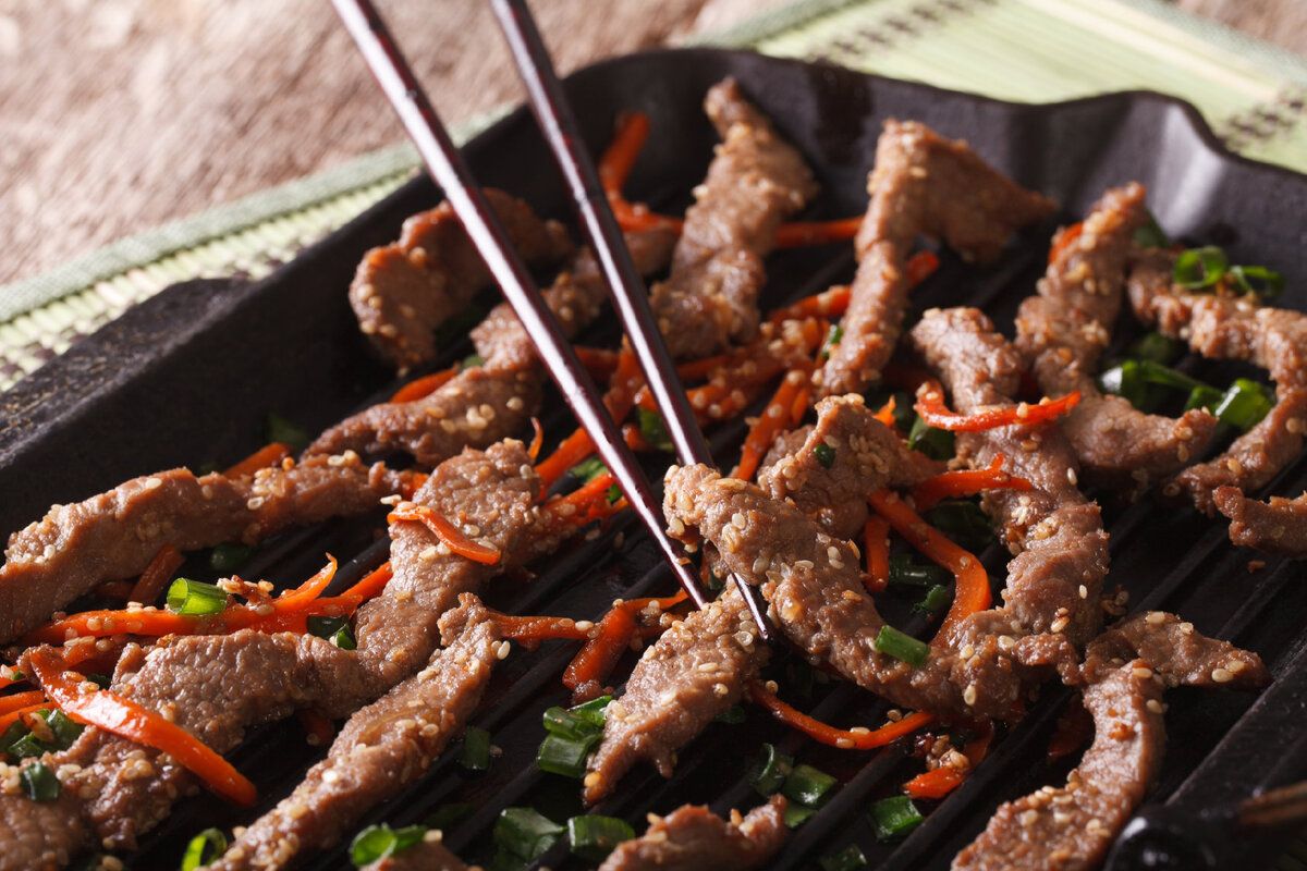 Вкусная диетическая говядина с луком и орехами на сковороде