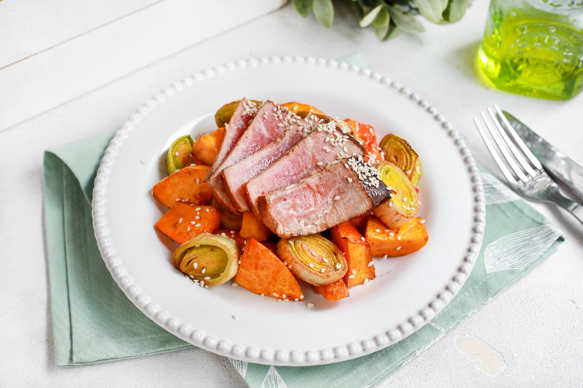 Тунец в апельсиновом маринаде: идеальный ужин с гарниром из запеченных овощей