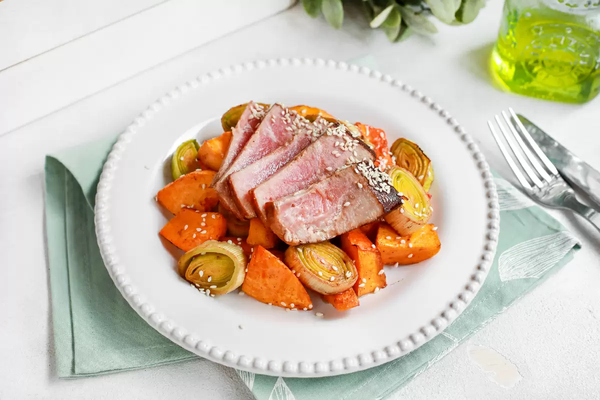 Тунец в апельсиновом маринаде: идеальный ужин с гарниром из запеченных овощей