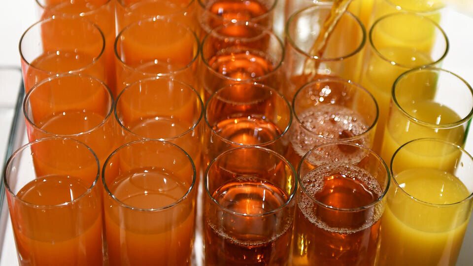 Школьникам предложат полезный завтрак: сок на каждый день