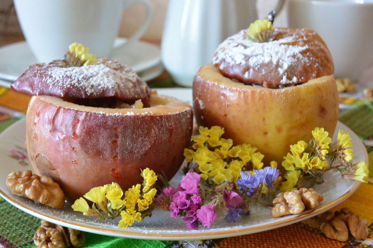 Запеченные яблоки с изюминкой: простой рецепт, который удивит каждого