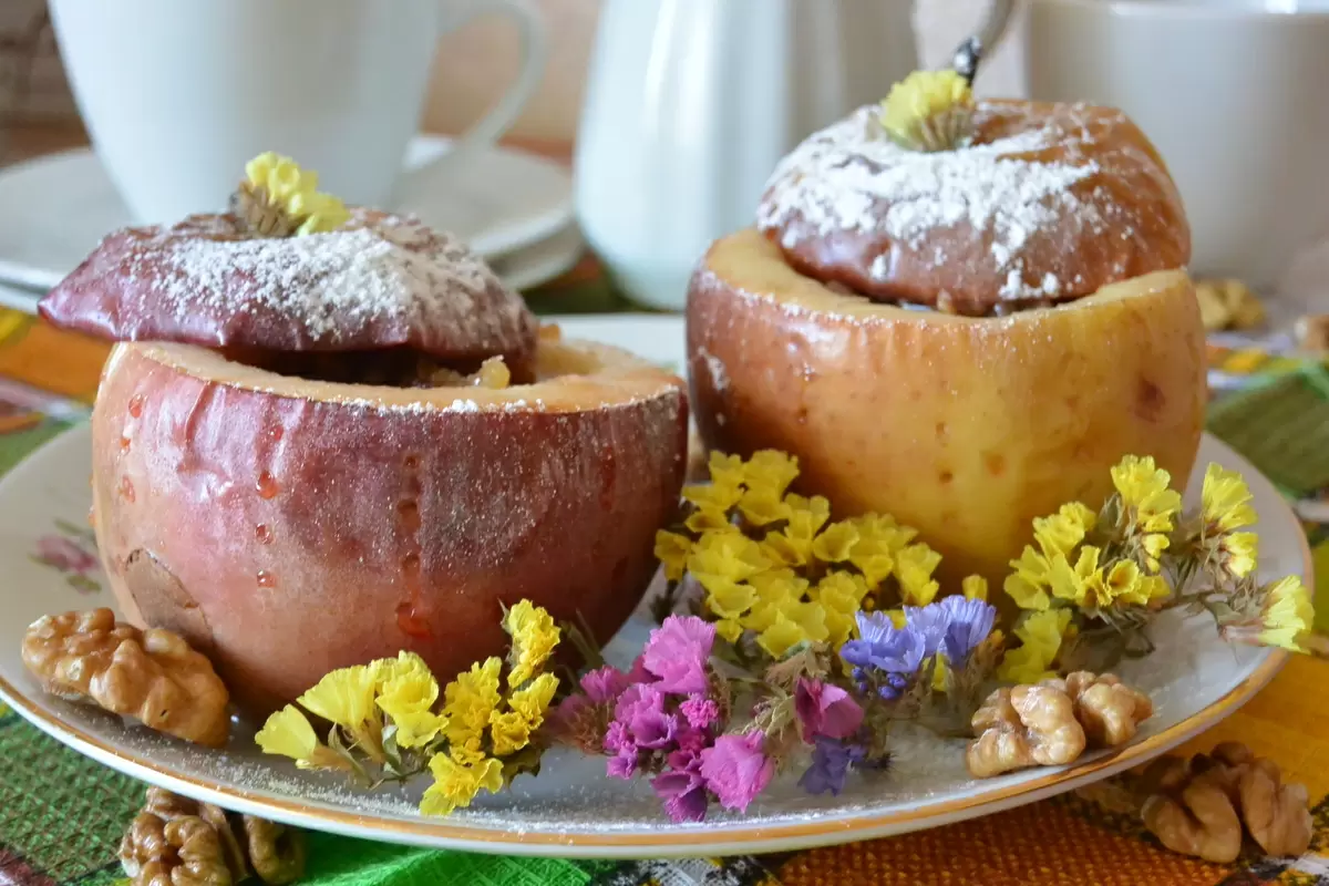 Запеченные яблоки с изюминкой: простой рецепт, который удивит каждого