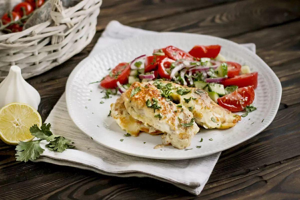 Индейка для гурманов: шницель в панировке с ярким овощным салатом