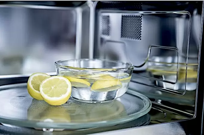 Как быстро и эффективно очистить микроволновую печь с помощью лимона