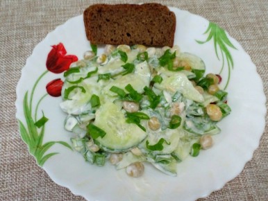 Легкий зеленый салат с чесноком и сметаной, готовый за 10 минут