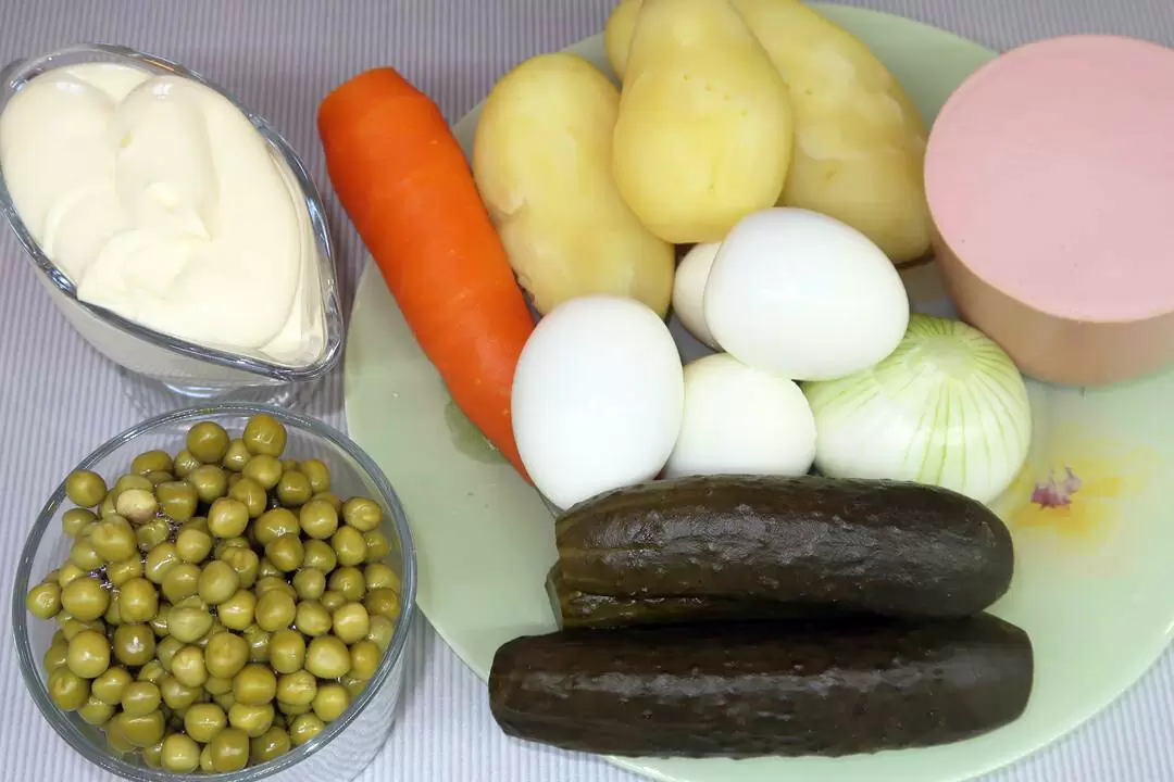 Традиционный салат оливье: как готовить с колбасой