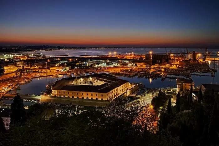 Ночная активность в пиццериях у Пентагона объясняет перемены в спросе на еду