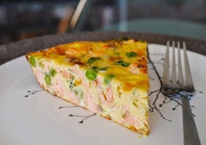 Нежный пирог с лососем и чеддером за 40 минут