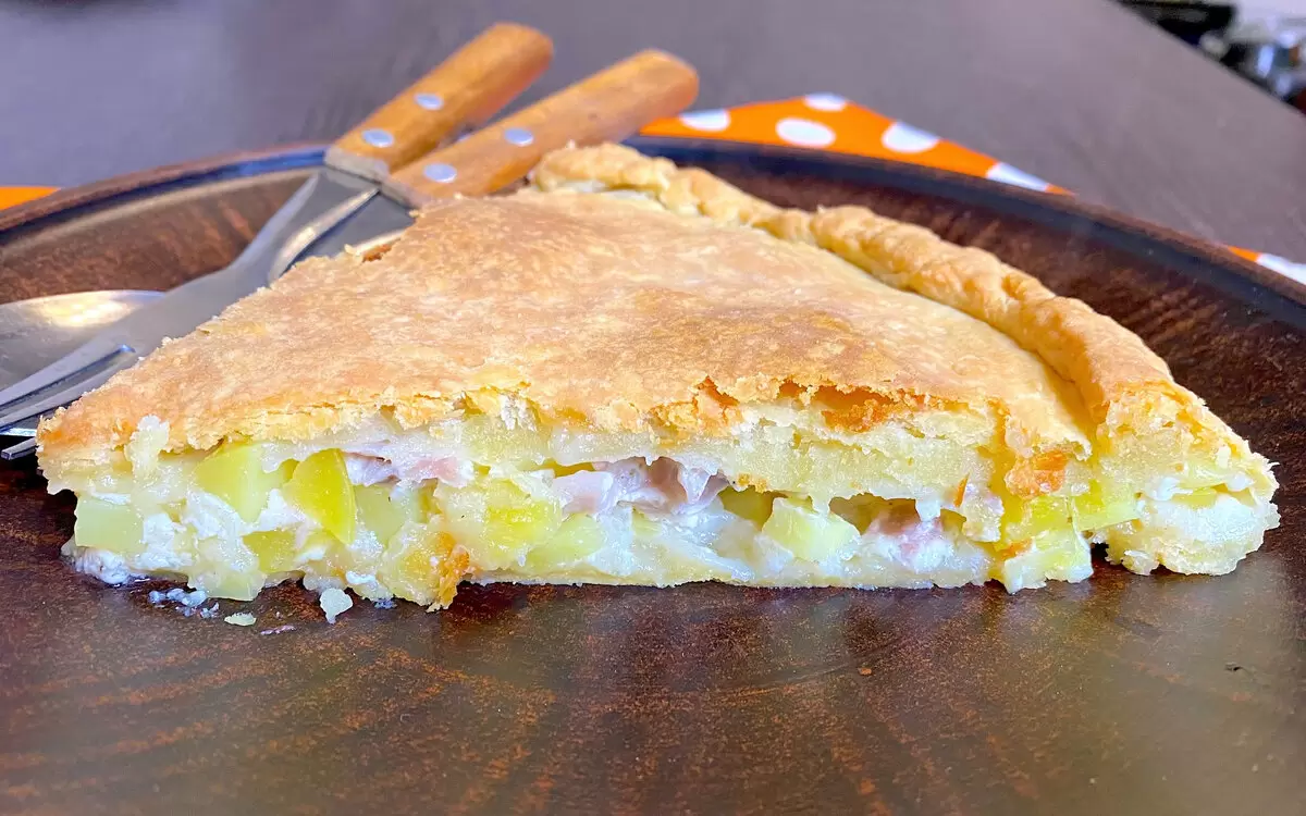 Пирог за пару минут: удивительное слоеное тесто с картошкой и мясом