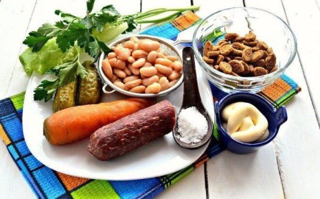 Плотное наслаждение: потрясающий закусочный салат из белой фасоли с колбасой и хрустящими сухариками