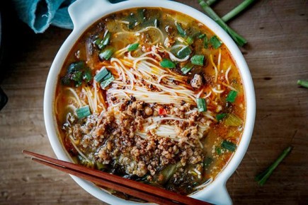 Секрет юньнаньской рисовой лапши: вкус, который рождается не из бульона