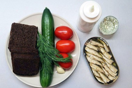 Как приготовить оригинальные бутерброды со шпротами и свежими овощами