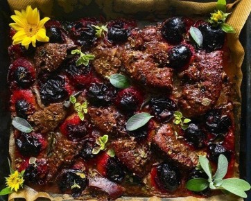 Печень, запеченная в духовке со сливами