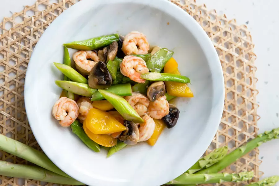 Нежные креветки с овощами: быстрый и вкусный рецепт для гурманов