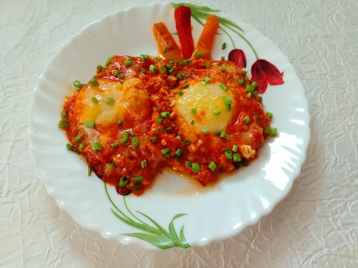 Сочный завтрак: глазунья с лечо и сыром для вкусного старта дня