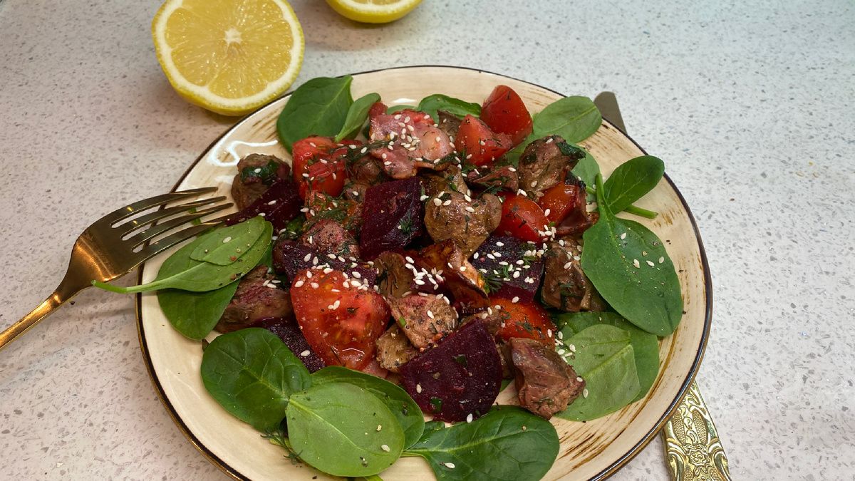 Теплый салат из куриной печени: идеальное сочетание вкуса и цвета