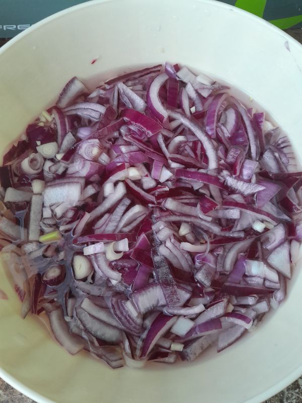 Сочетание вкусов: Куриный салат с хрустящей фасолью и маринованным луком
