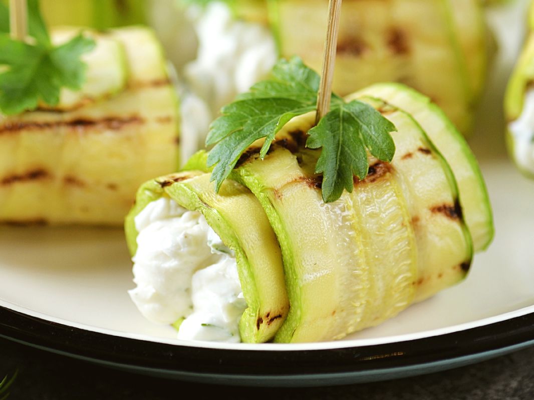 Кабачковые рулетики: легкое и вкусное решение для жаркого дня