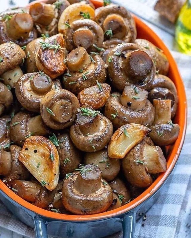 Простые грибы с чесноком: быстро и вкусно