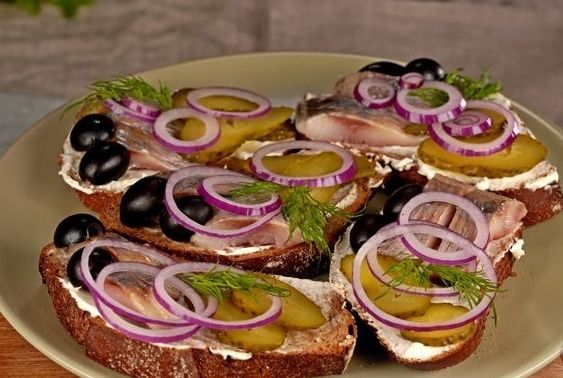 Бутерброды с селедкой и творожным сыром: идеальная закуска для любого повода