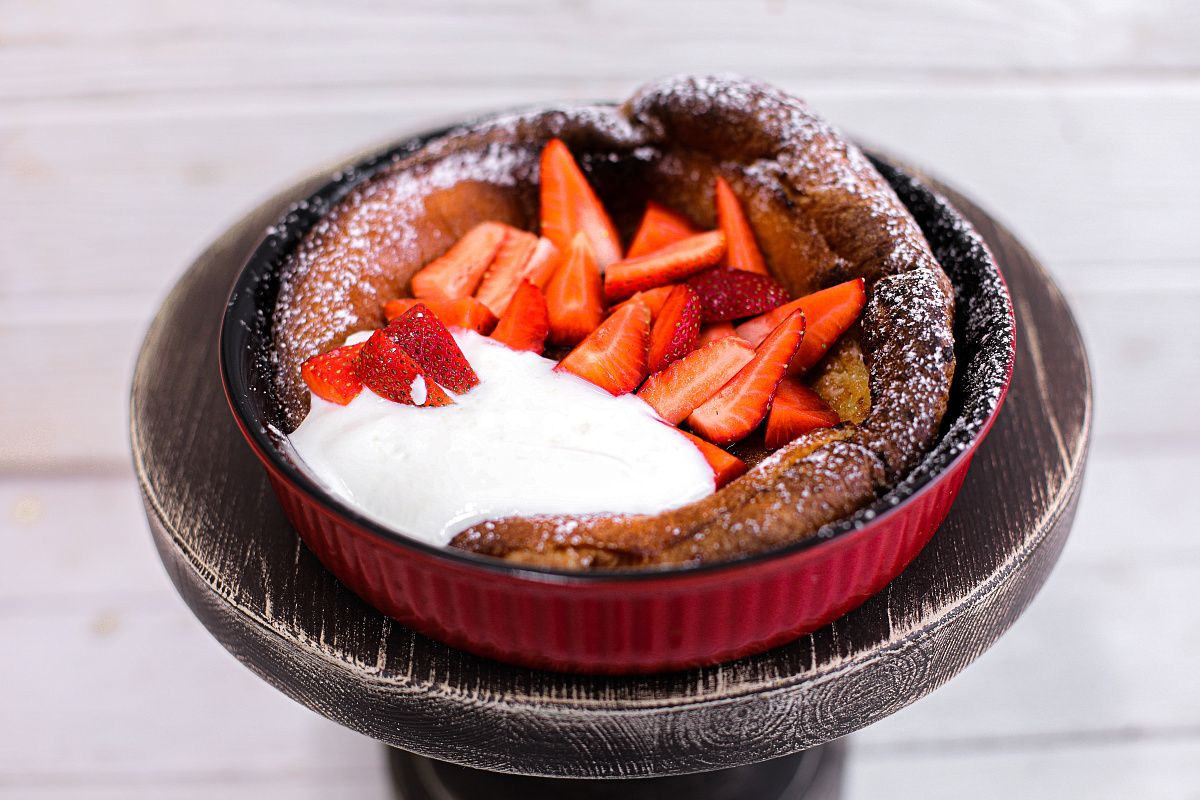 Восхитительный Dutch Baby с клубникой и йогуртом