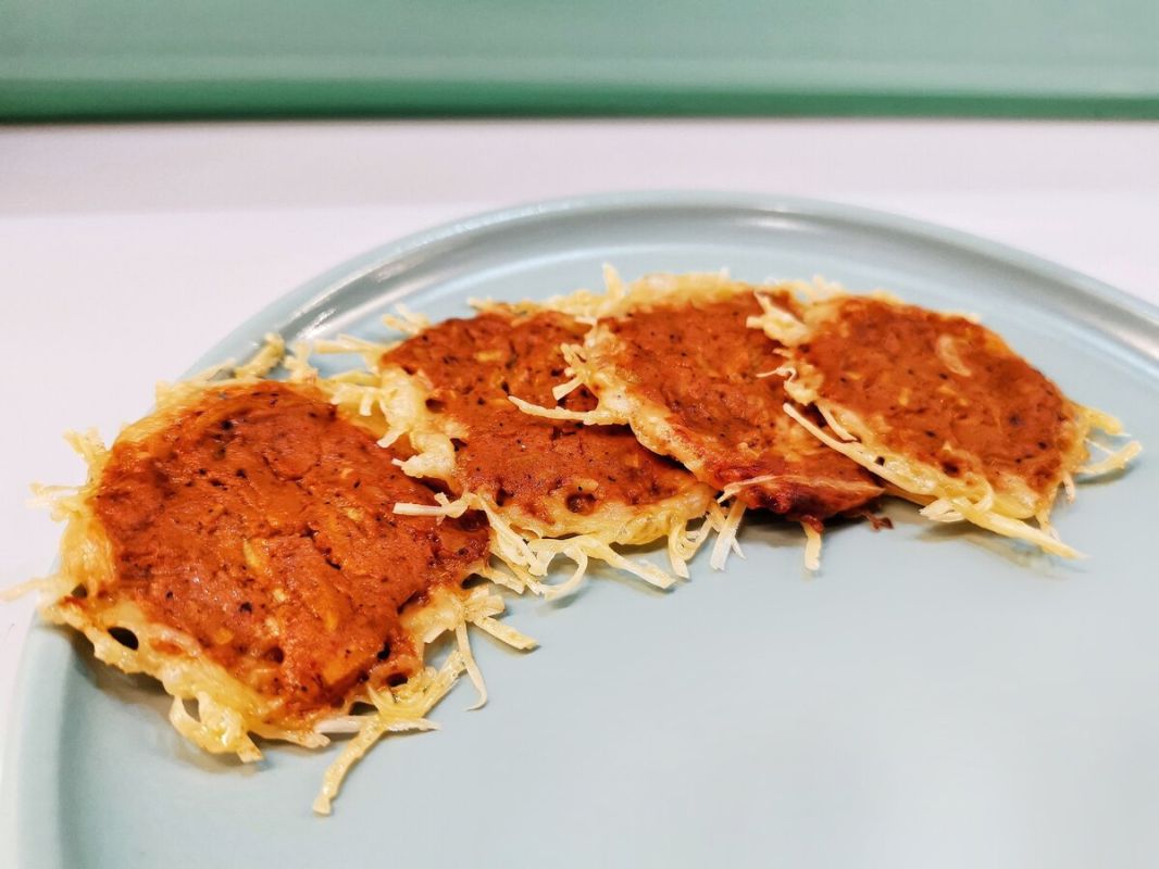Сырные чипсы с горчичным соусом