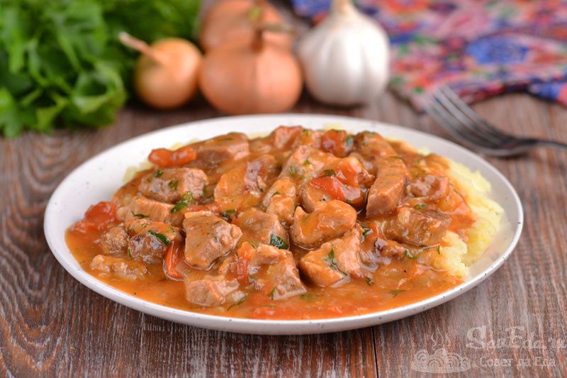 Гуляш из свинины и помидоров: простая и вкусная классика