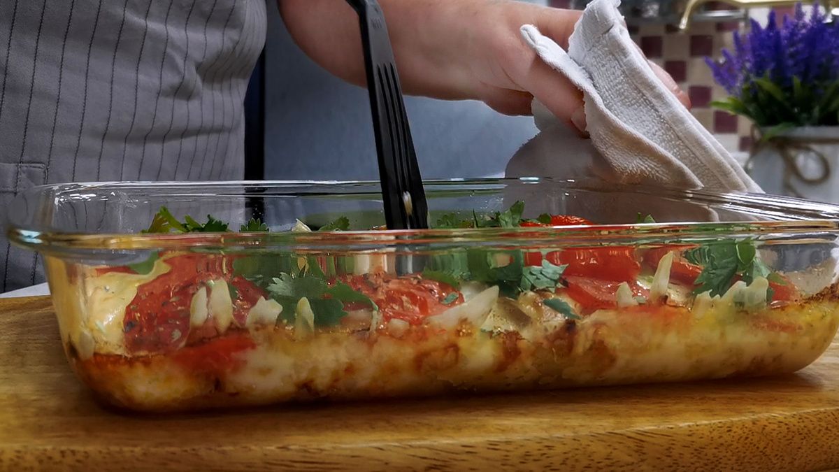 Нежное блюдо для праздничного стола: куриный шницель с сыром и помидорами