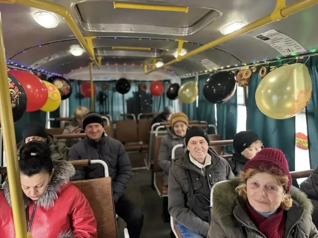Праздник Масленицы на колесах: водитель автобуса удивил пассажиров праздничным угощением