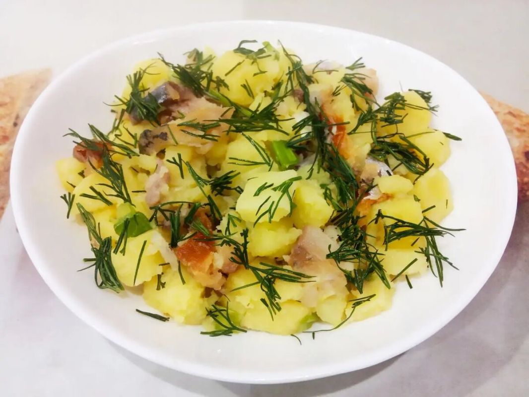 Непревзойденный картофельный салат с рыбой, который покорит сердца