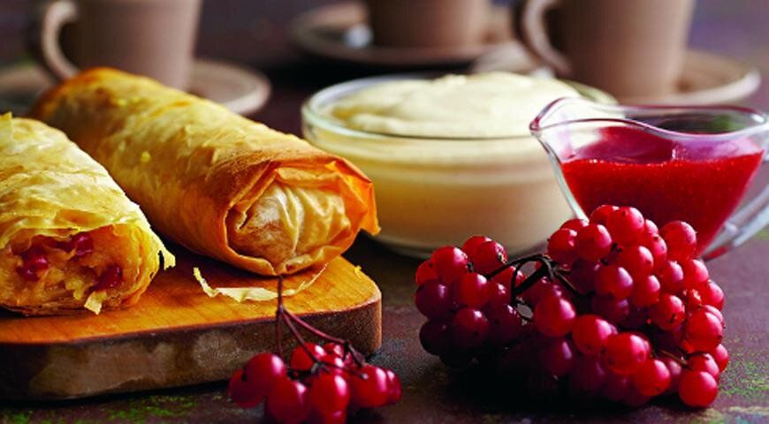 Неожиданное сочетание: штрудель с яблоками и калиновым соусом