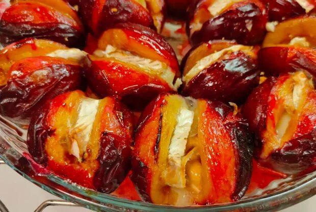 Запеченные сливы с сыром бри и орехами: вкусовая гармония для гурманов