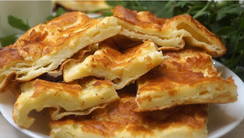 Ленивый блин-гигант: как быстро приготовить вкусный завтрак в духовке