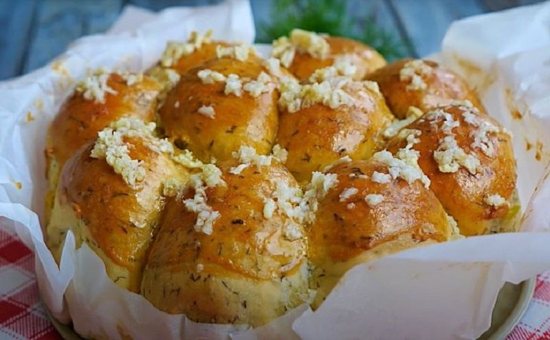 Пампушки с чесноком и зеленью: как создать аромат домашнего уюта
