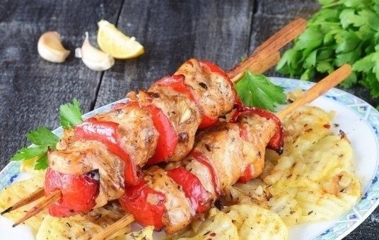 Куриный шашлык с картошкой: просто и вкусно